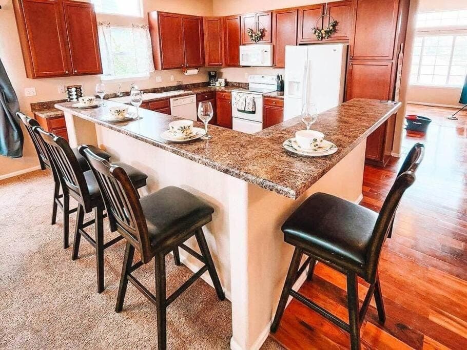 Falcon Retreat! Pet Friendly King Beds House in Black Forest