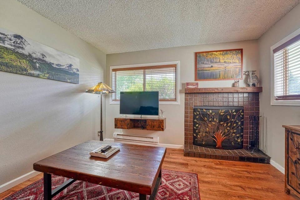 Communal lounge/ TV room, Living room, Seating area, Evening entertainment