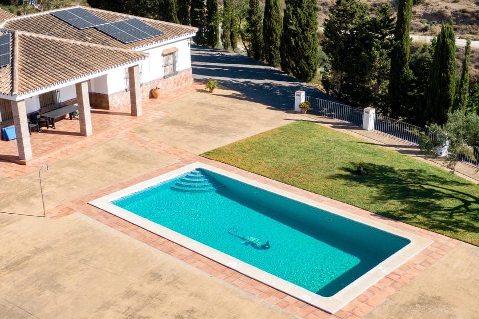 Property building, Day, Pool view, Swimming pool