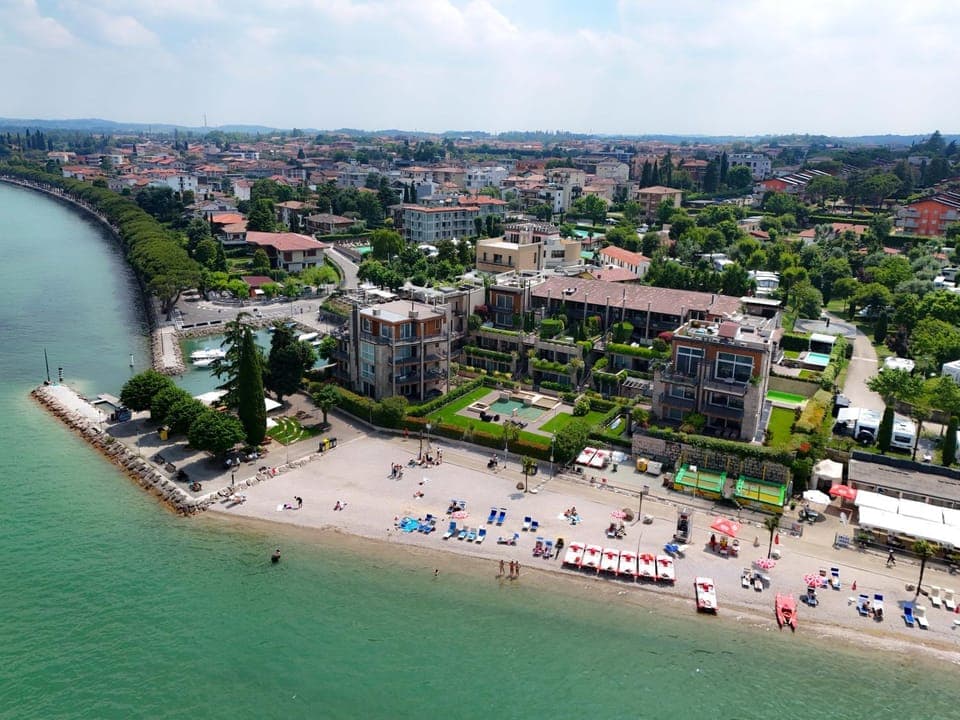 Nearby landmark, Neighbourhood, Bird's eye view, Summer, Beach, City view, Garden view, Lake view, Landmark view, Pool view