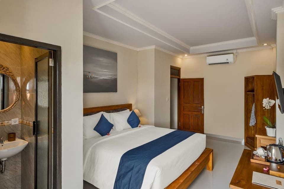 Bed, Photo of the whole room, Bedroom, wardrobe, air conditioner