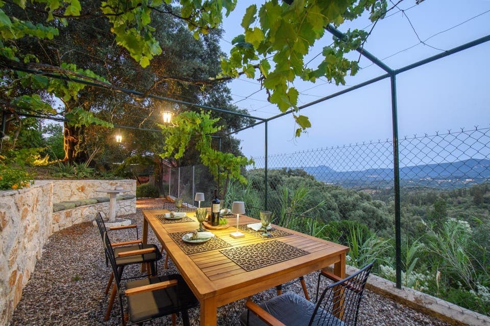 Patio, View (from property/room), Balcony/Terrace, Dining area, Mountain view