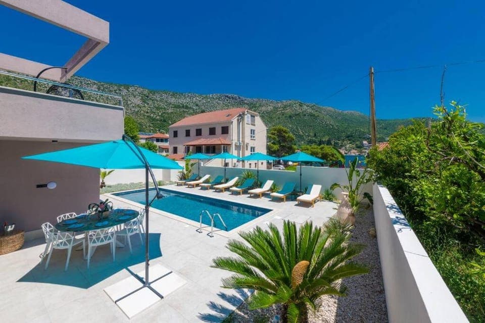 Property building, Balcony/Terrace, Swimming pool, Swimming pool