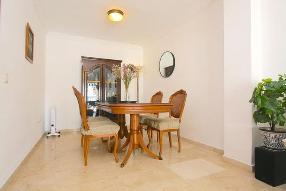 Seating area, Dining area