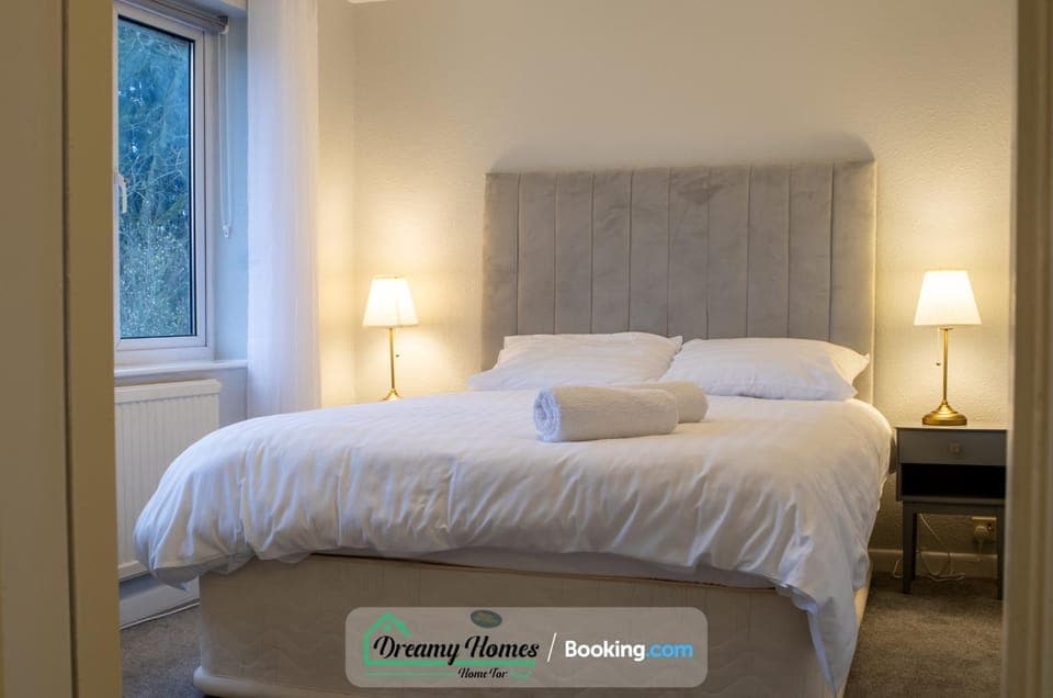 Bed, Photo of the whole room, Bedroom, Text overlay