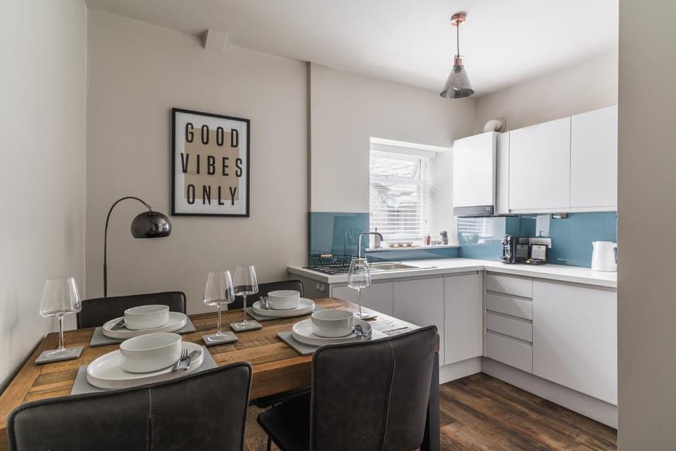 Coffee/tea facilities, Kitchen or kitchenette, Dining area, minibar