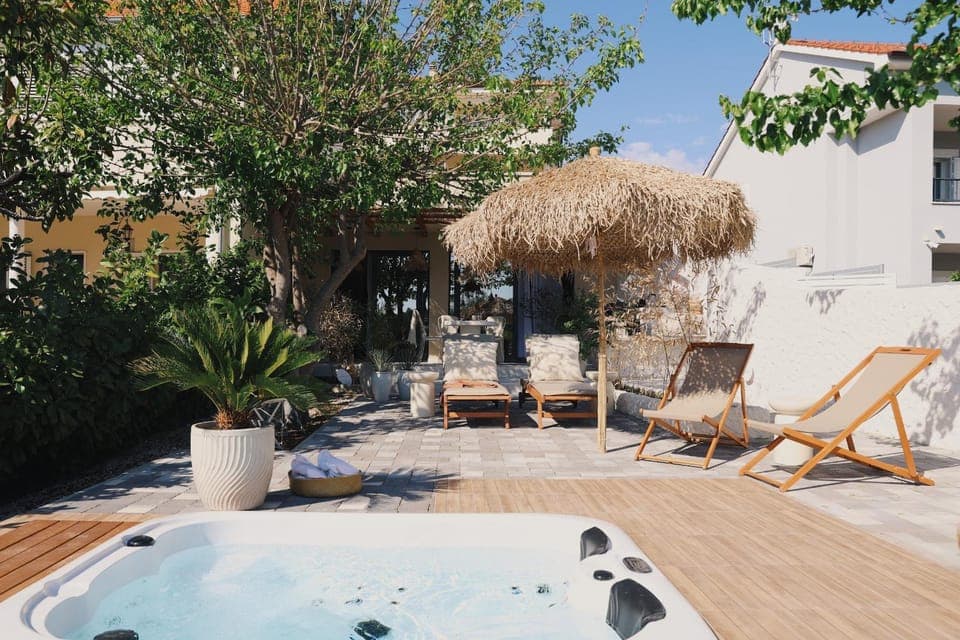 Patio, Day, Garden, Garden view, sunbed