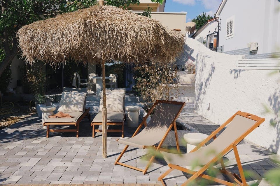Patio, Day, sunbed