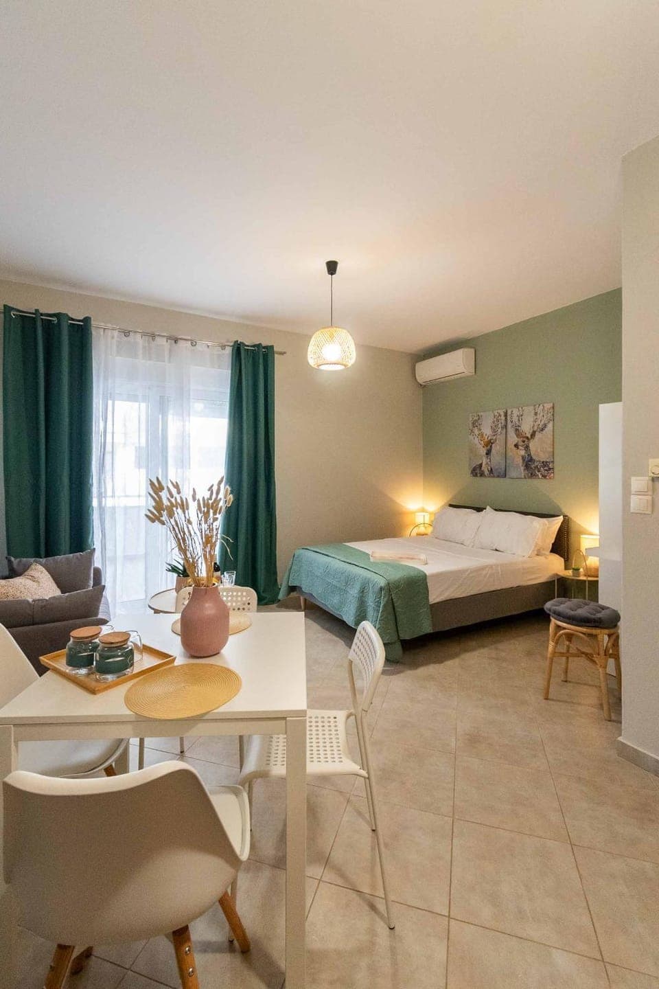 Bed, Living room, Photo of the whole room, Seating area, Dining area, Bedroom, air conditioner