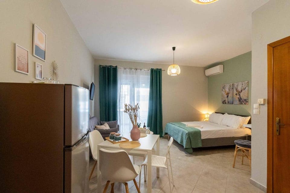 Bed, Living room, Photo of the whole room, Seating area, Dining area, Bedroom, air conditioner