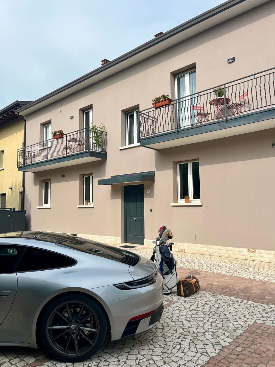 Property building, Facade/entrance, Neighbourhood, Decorative detail, Parking