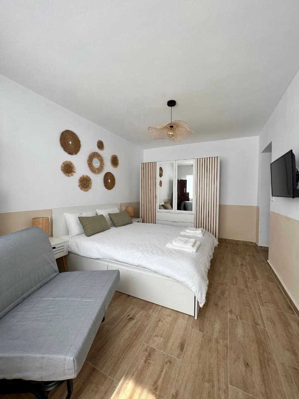 Bed, TV and multimedia, Photo of the whole room, Seating area, Bedroom