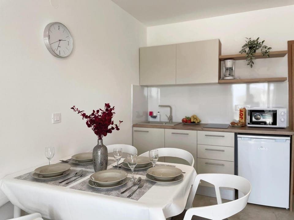 TV and multimedia, View (from property/room), View (from property/room), Kitchen or kitchenette, Dining area, Landmark view, Sea view, Quiet street view, dishwasher, microwave, stove