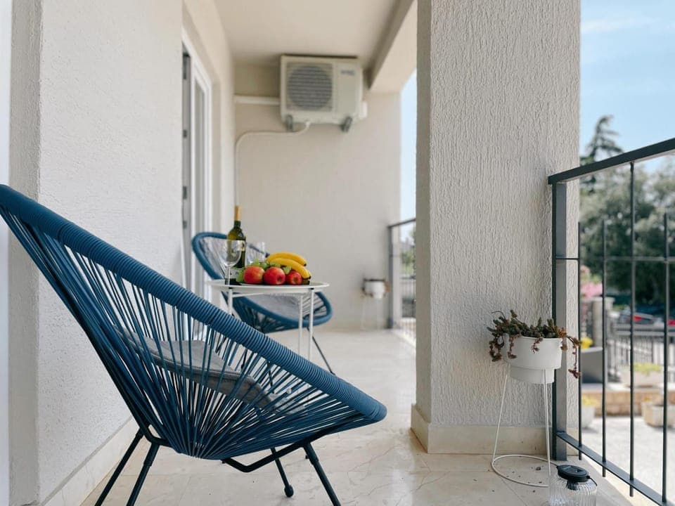 View (from property/room), Balcony/Terrace, Seating area, Landmark view, Sea view, Sea view, Street view, Quiet street view