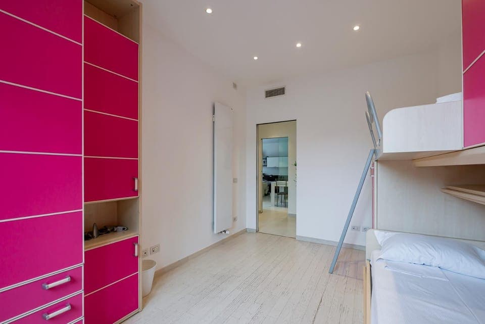 Bed, Photo of the whole room, wardrobe