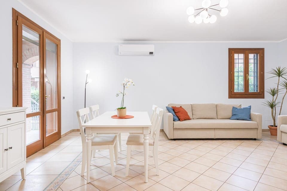 Living room, Seating area, Dining area, air conditioner