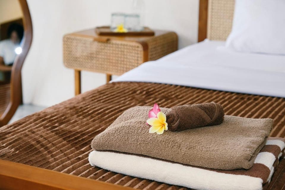 Bed, Bedroom, towels