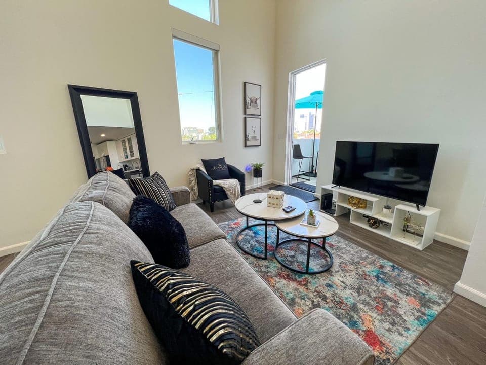 TV and multimedia, Living room, Seating area, Evening entertainment