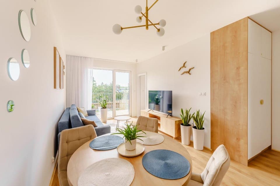 Communal lounge/ TV room, TV and multimedia, Living room, Seating area, Dining area