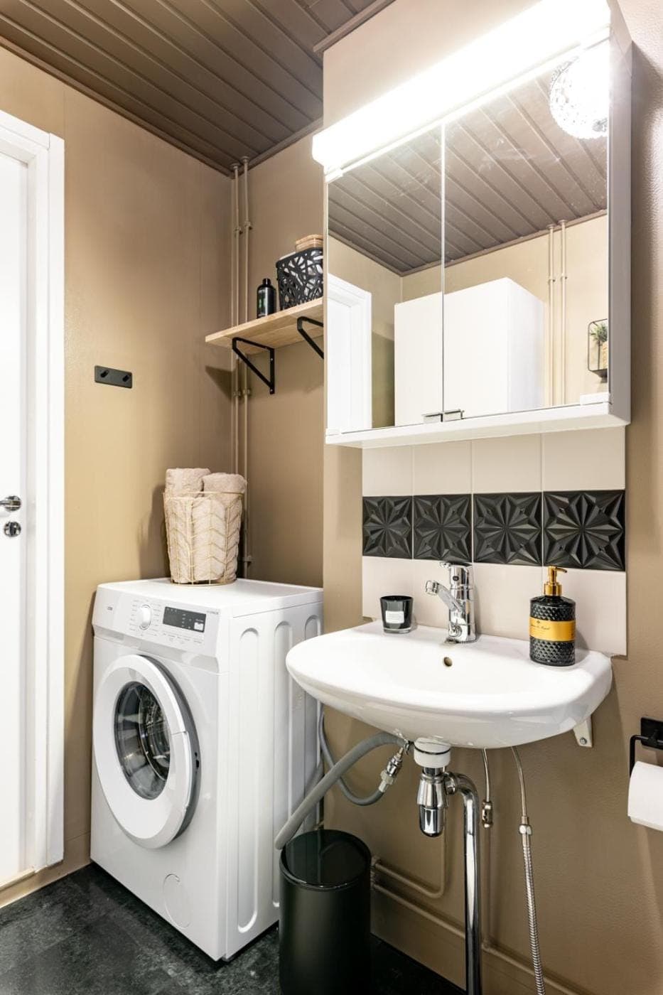Toilet, Bathroom, washing machine
