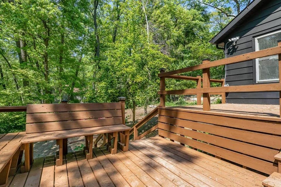Black Cabin Getaway in Woods I Valpo Cabin in Valparaiso