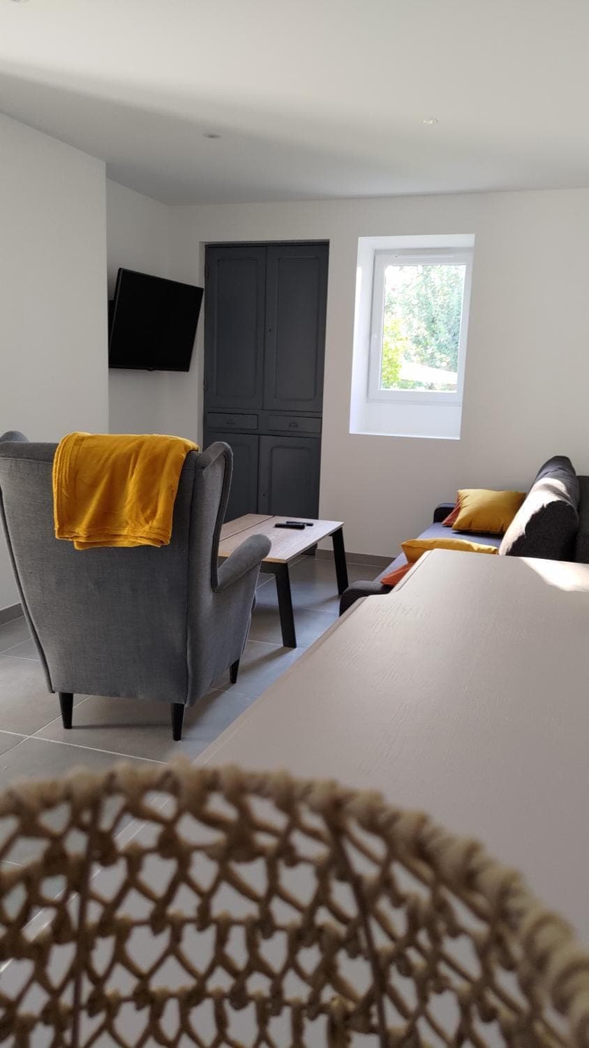 TV and multimedia, Living room, Seating area, hair dresser