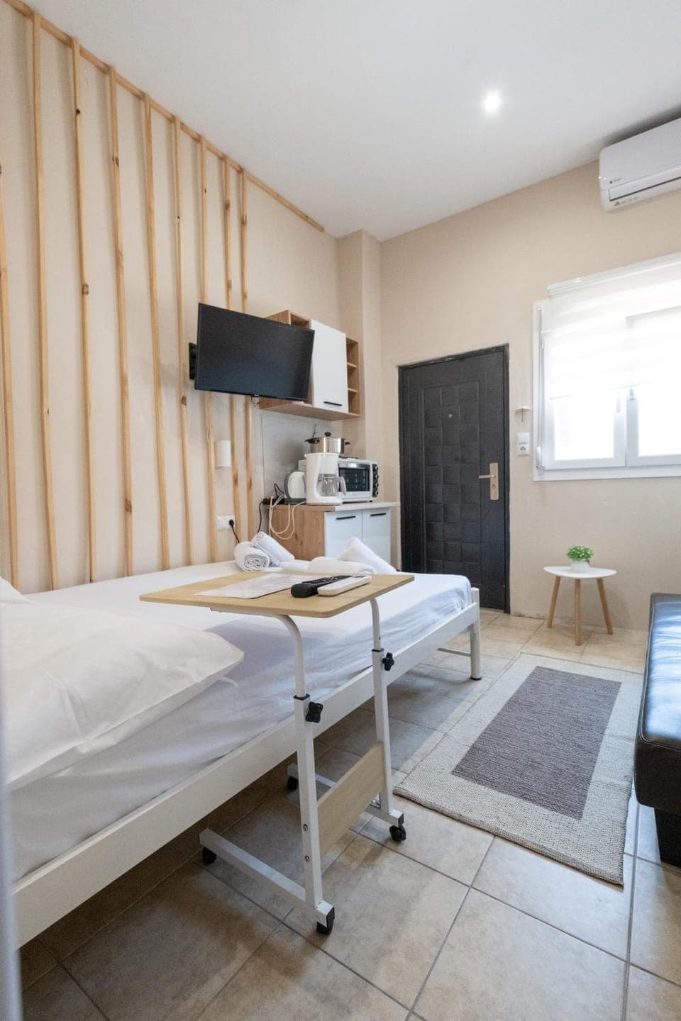 Bed, TV and multimedia, Kitchen or kitchenette, Photo of the whole room, Dining area, Bedroom, minibar, oven, air conditioner