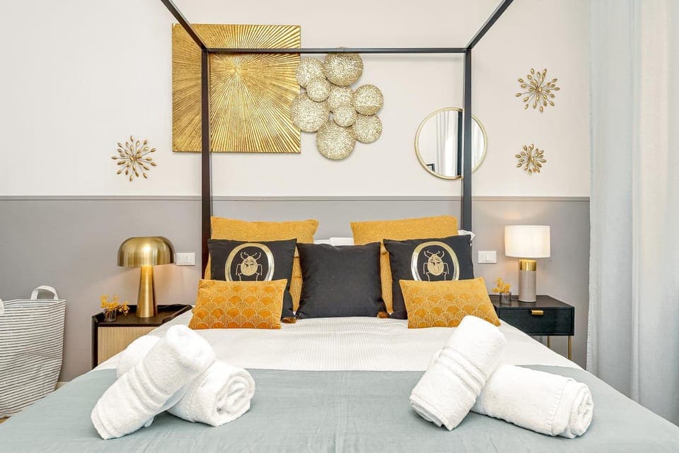 Bed, Photo of the whole room, Bedroom, towels