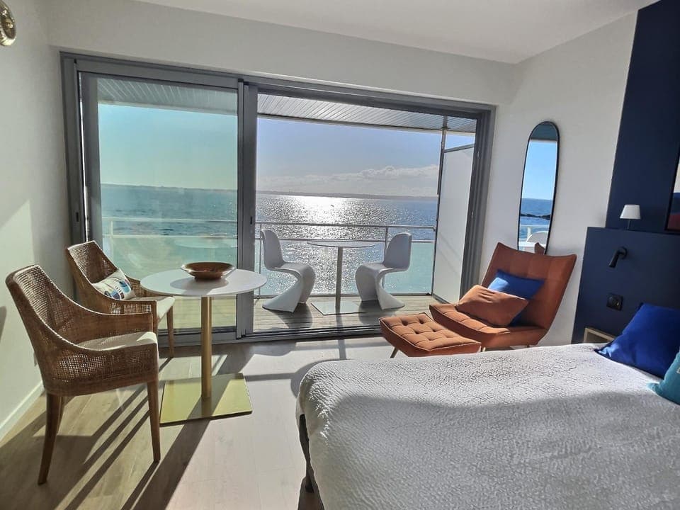 Bed, Natural landscape, View (from property/room), Balcony/Terrace, Living room, Photo of the whole room, Seating area, Dining area, Bedroom