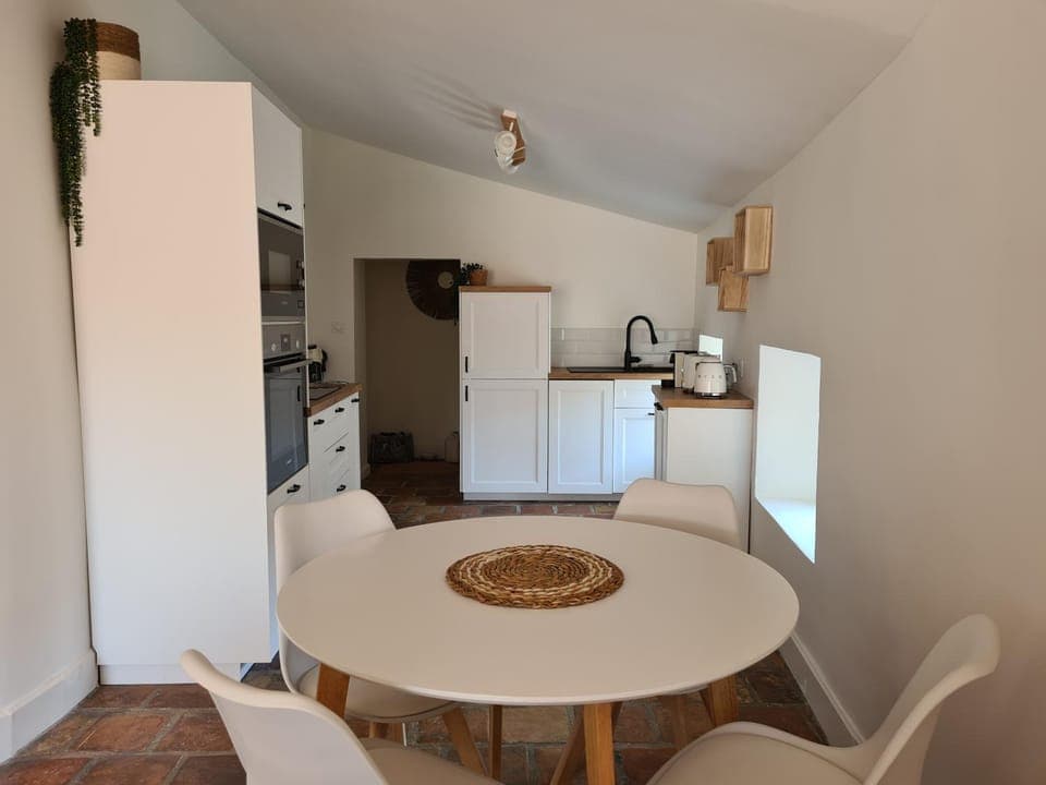 Kitchen or kitchenette, Dining area, oven, stove