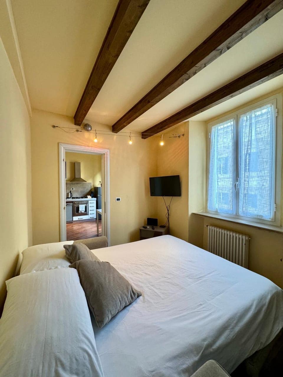 Bed, TV and multimedia, Bedroom