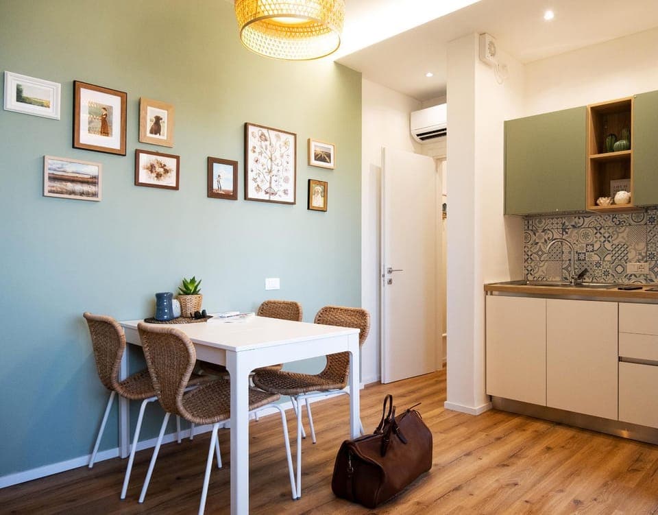 Kitchen or kitchenette, Living room, Seating area, Dining area, minibar, air conditioner