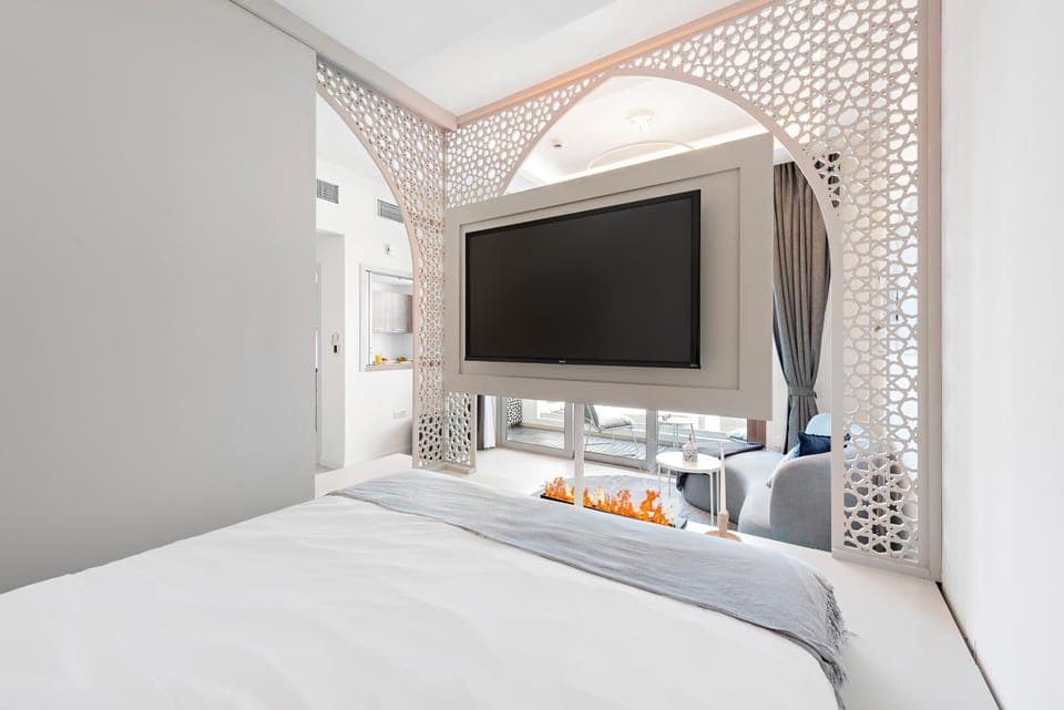 Bed, TV and multimedia, Bedroom