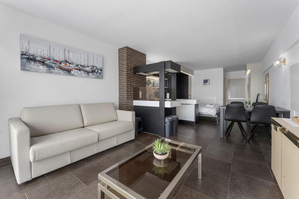 Bed, Living room, Photo of the whole room, Seating area, Dining area