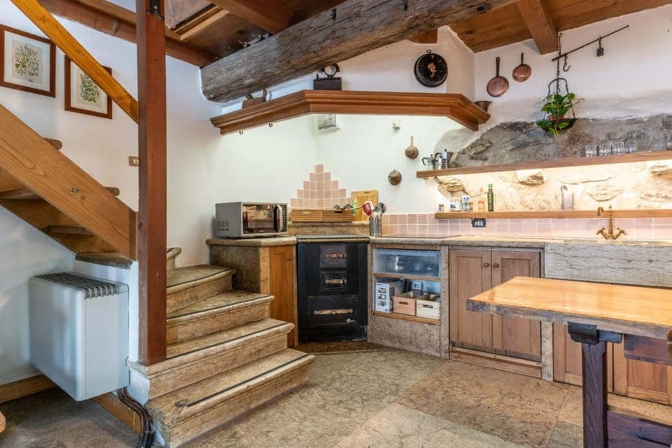 Kitchen or kitchenette, minibar