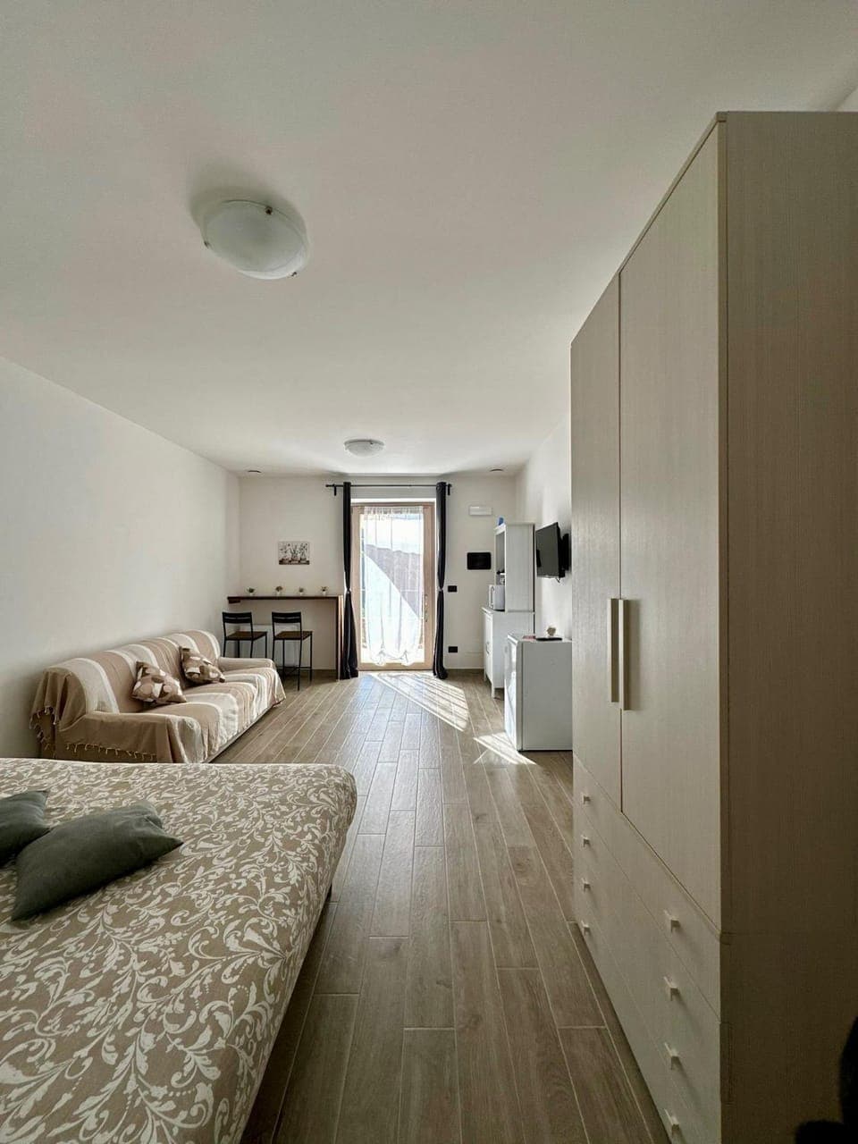 Bed, TV and multimedia, Coffee/tea facilities, Food and drinks, Bedroom, wardrobe, air conditioner