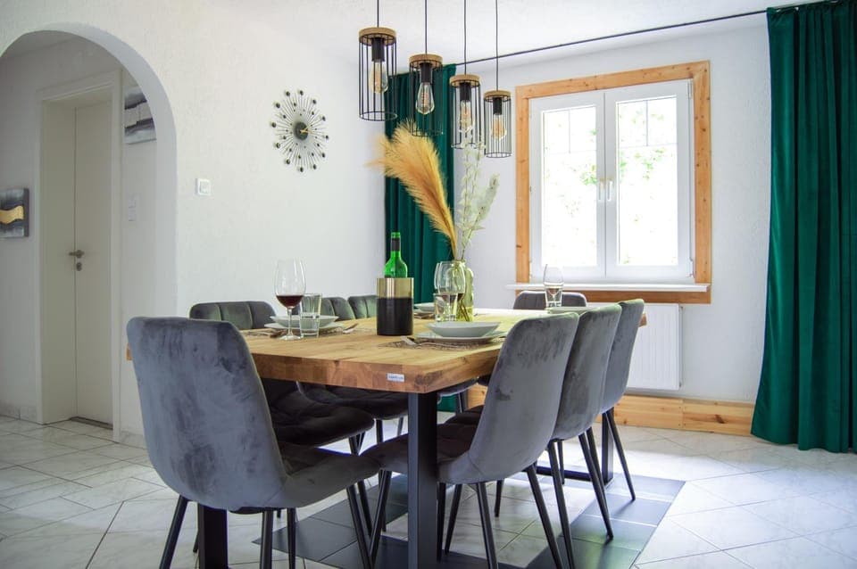 Seating area, Dining area