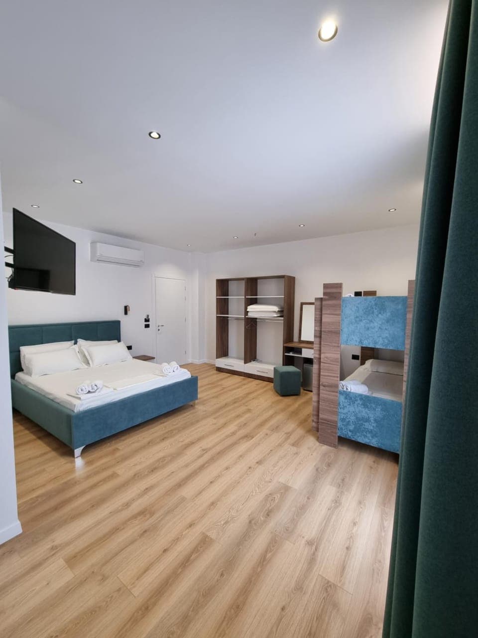 Bed, TV and multimedia, Living room, Photo of the whole room, Seating area, Bedroom, wardrobe