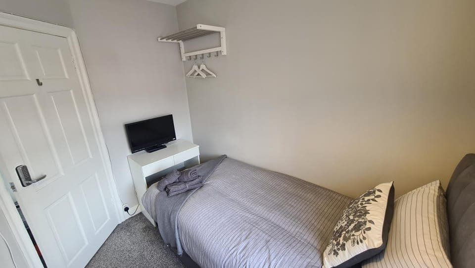 Photo of the whole room, Bedroom