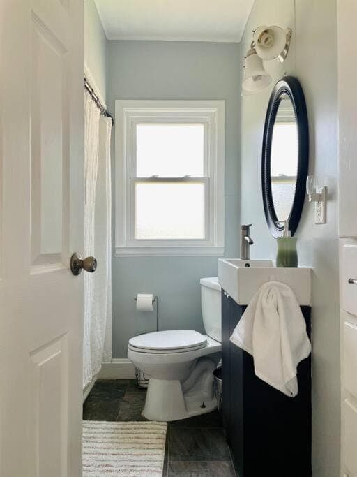 Toilet, Bathroom, towels