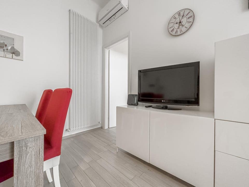 TV and multimedia, Living room, Seating area, air conditioner