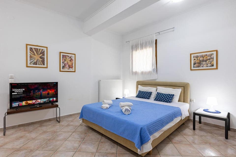 Bed, TV and multimedia, Photo of the whole room, Bedroom, towels