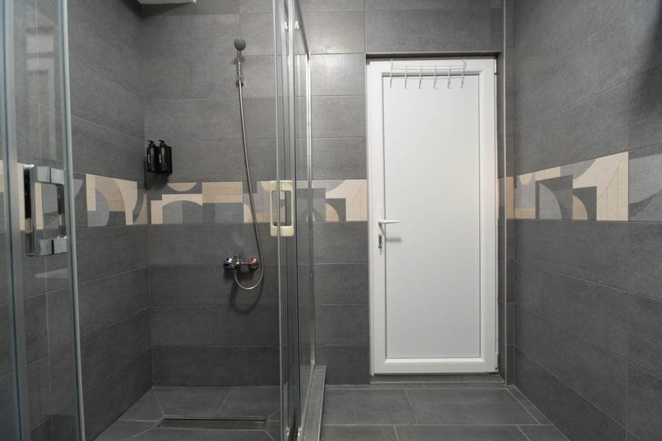 Shower, Toilet, Bathroom, towels