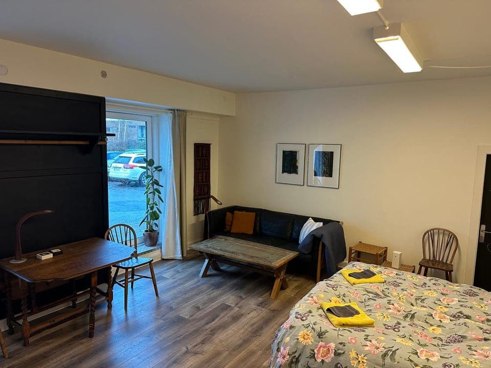 Bed, TV and multimedia, Seating area, hair dresser