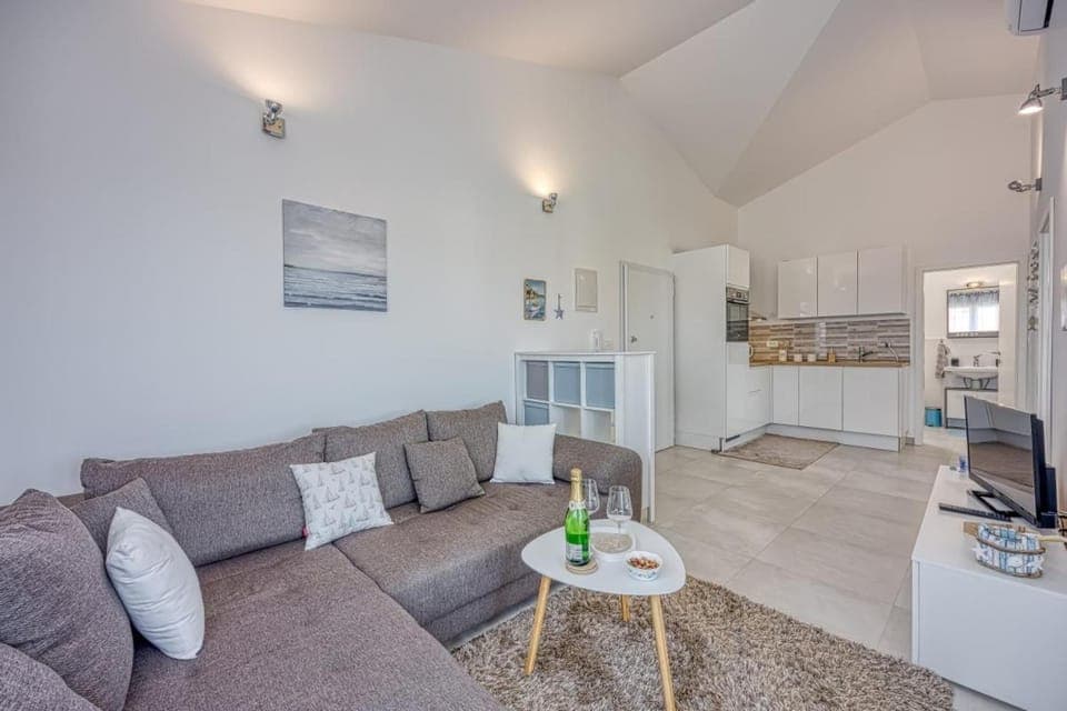 Kitchen or kitchenette, Living room, Seating area, dishwasher, pet friendly