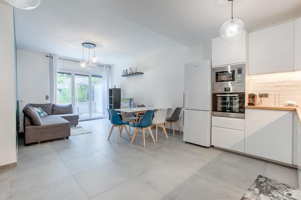 Living room, Dining area