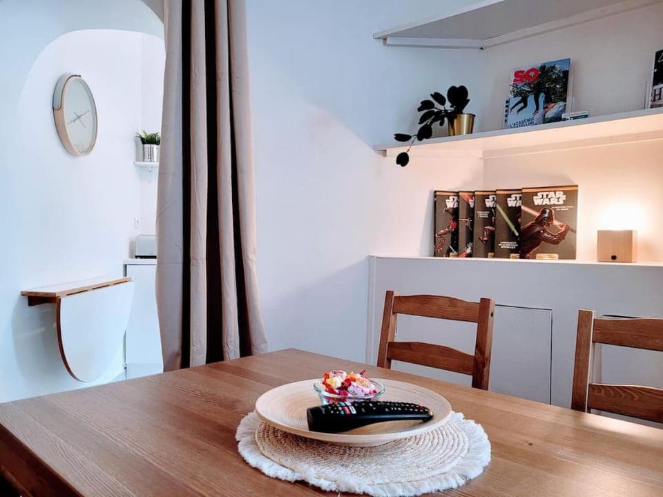 Kitchen or kitchenette, Living room, Decorative detail, Seating area, Dining area