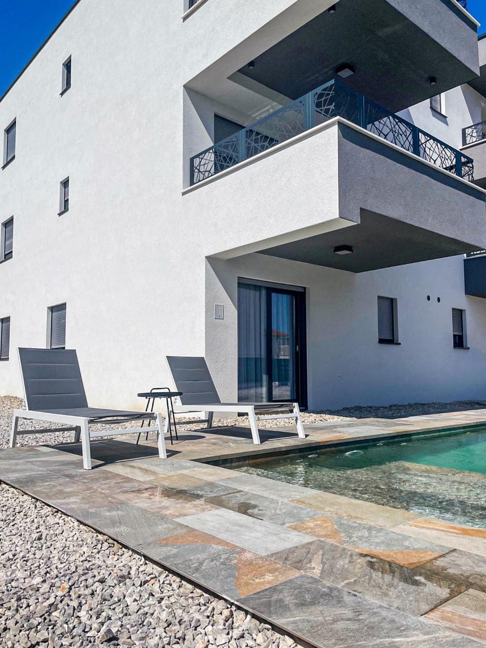 Patio, Day, Swimming pool, sunbed