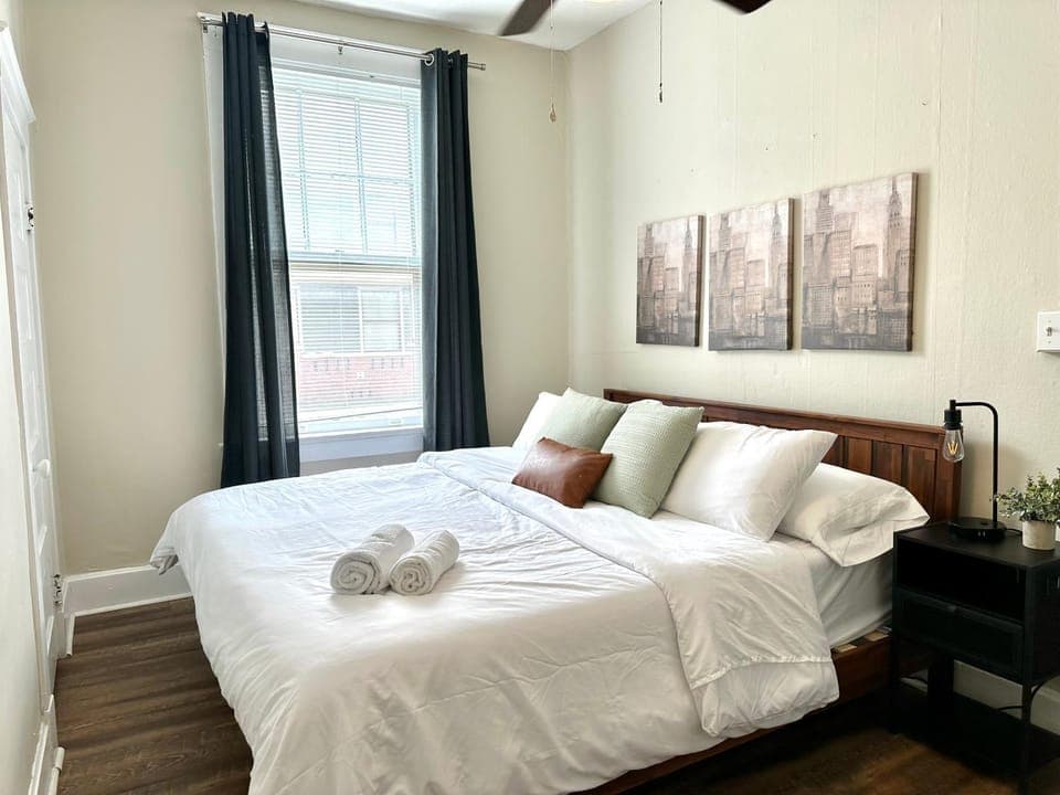 Bed, Photo of the whole room, Bedroom, towels