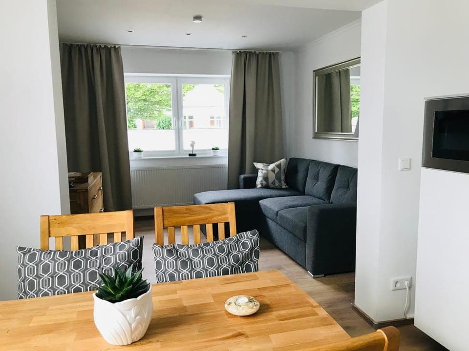 TV and multimedia, Living room, Seating area, Dining area